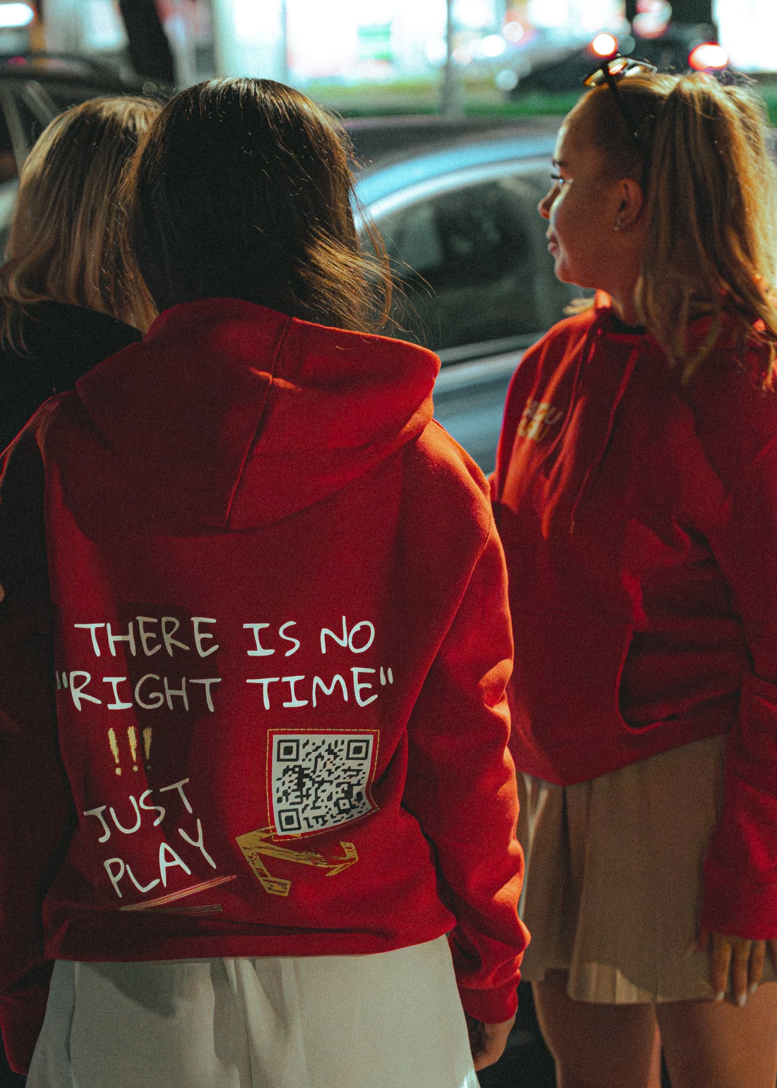 Nuotrauka: komanda orientaciniame žaidime lauke, renginio akimirka.