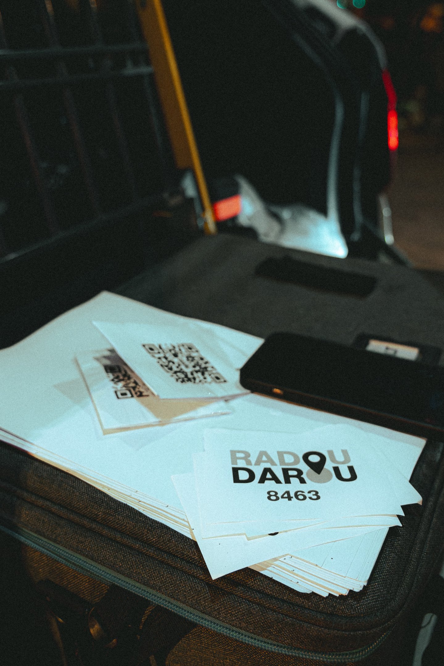 Nuotrauka: dalyviai sprendžia užduotis arba žaidimo užduotį orientaciniame žaidime.