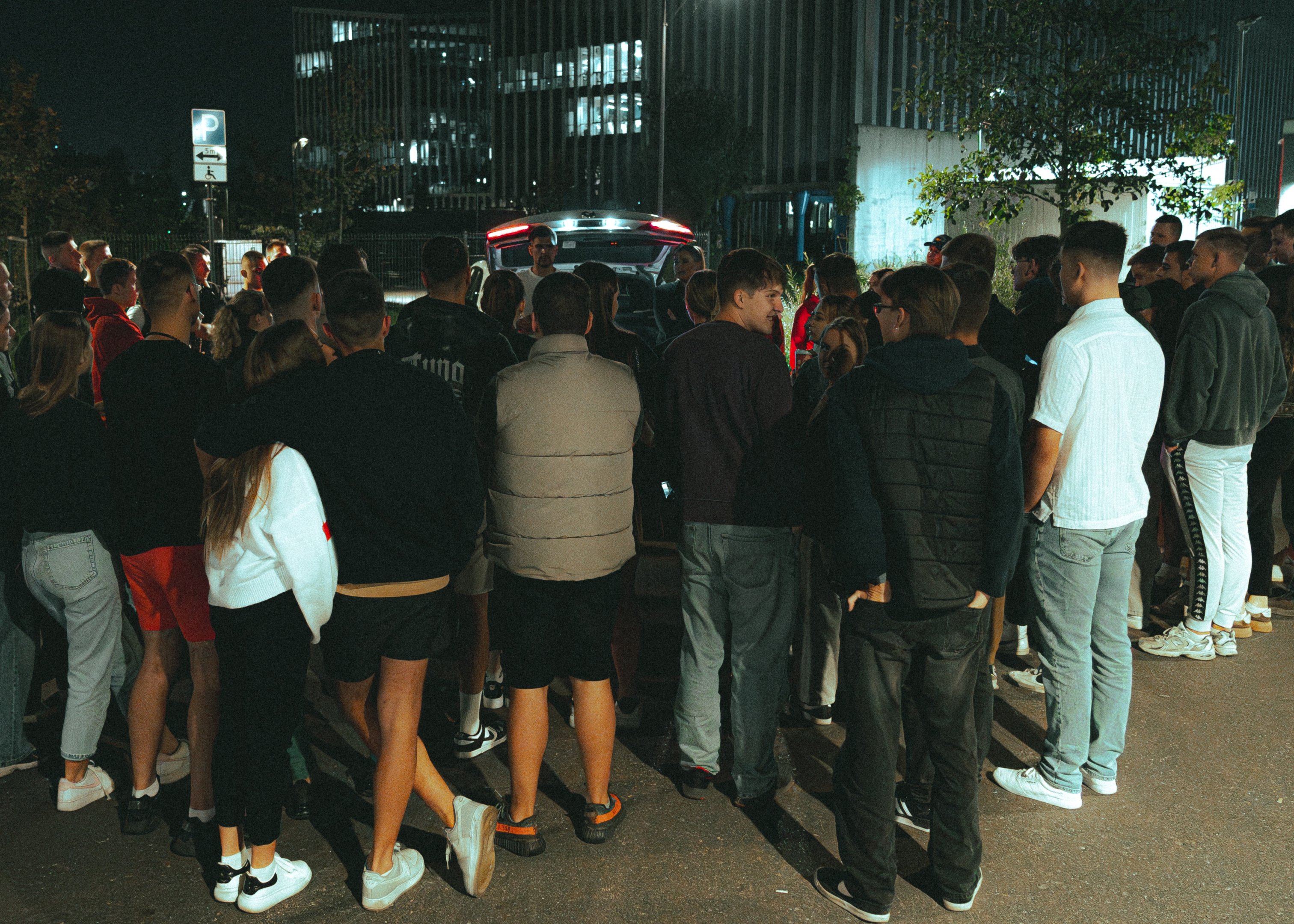 Nuotrauka: komandinis darbas — komanda bendradarbiauja Radou Darou renginyje.