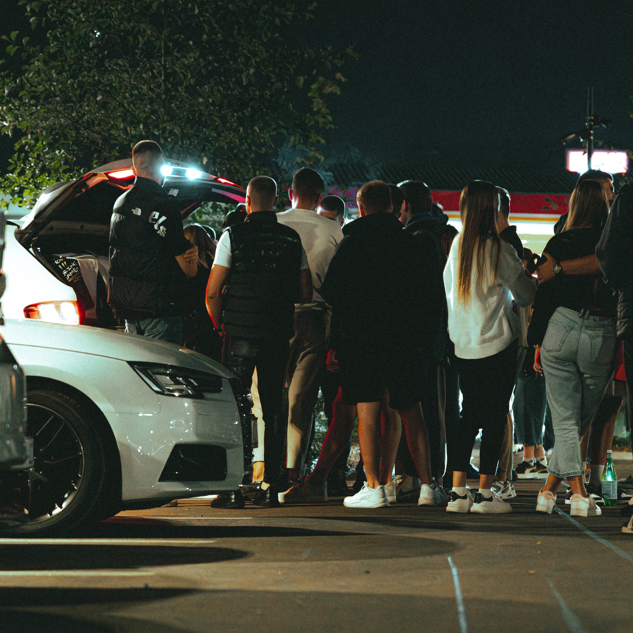 Nuotrauka: orientacinis žaidimas gamtoje, miško ar parko aplinka.